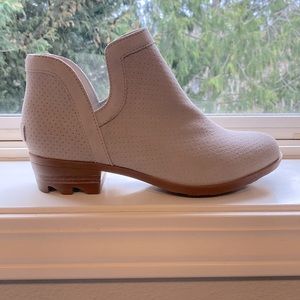 Sorel Lolla cut out bootie NEW!